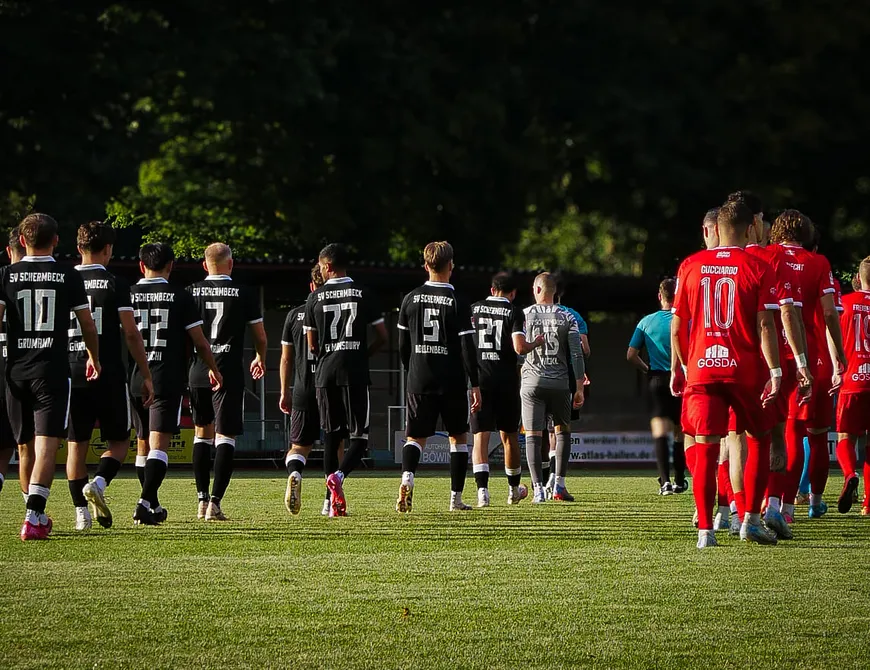 Rot Weiss Ahlen feiert knappen Auswärtssieg in Schermbeck