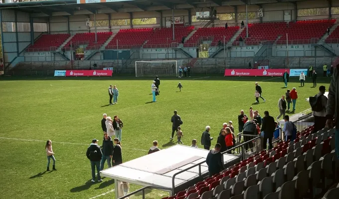 Strahlende Kinderaugen im Wersestadion