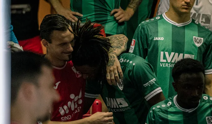 Unter Flutlicht zu den Adlerträgern