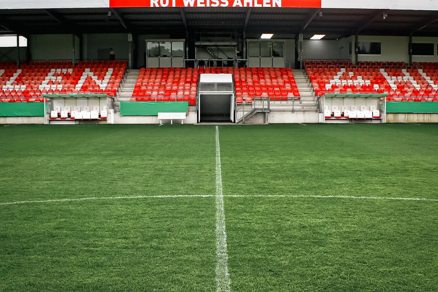 Haupttribüne als einziger geöffneter Stadionbereich