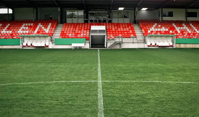 Haupttribüne als einziger geöffneter Stadionbereich