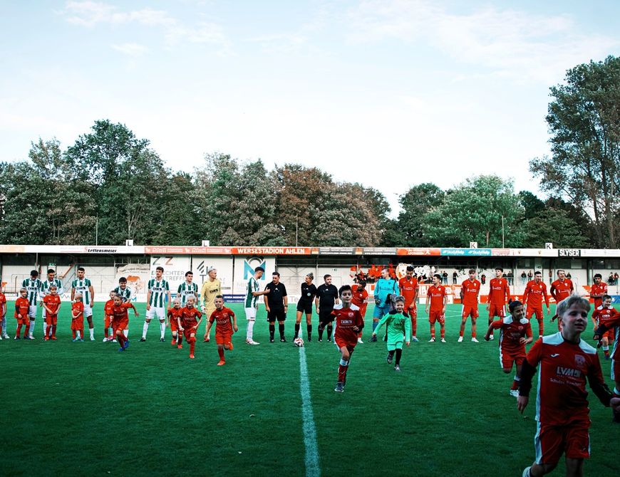 Einlaufkinder beim Heimspiel gegen Preußen Münster U23