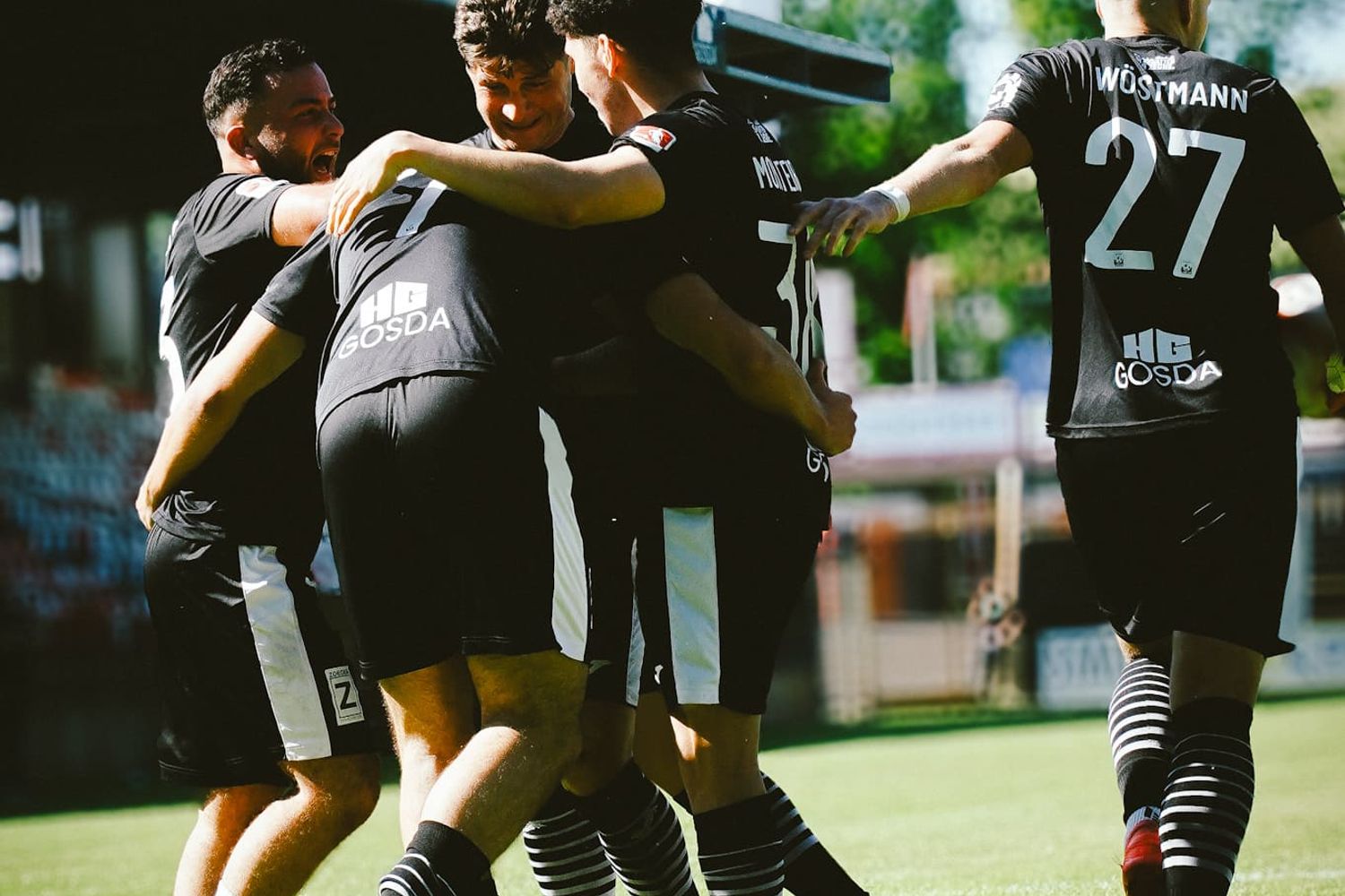 Rot Weiss Ahlen belohnt sich spät – 2:1-Heimsieg gegen Victoria Clarholz