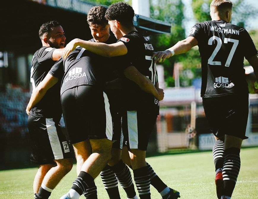 Rot Weiss Ahlen belohnt sich spät – 2:1-Heimsieg gegen Victoria Clarholz